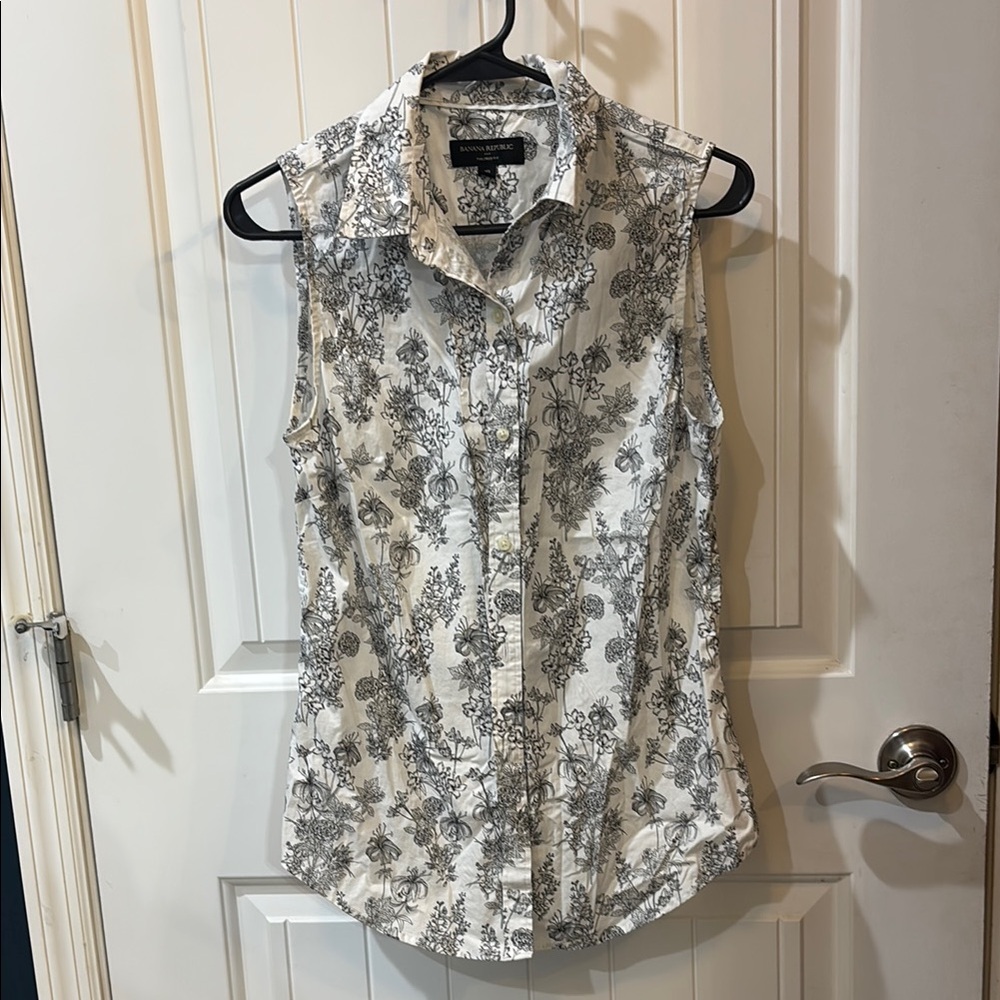 Banana Republic Gray and White Sleeveless Button Down Shirt
